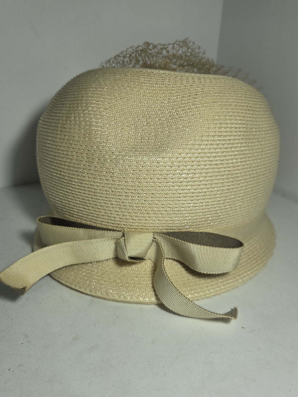 Vtg Janyth Roy New York Straw Bucket Cloche Hat Mesh Veil Bow Cream Beige Sz 23